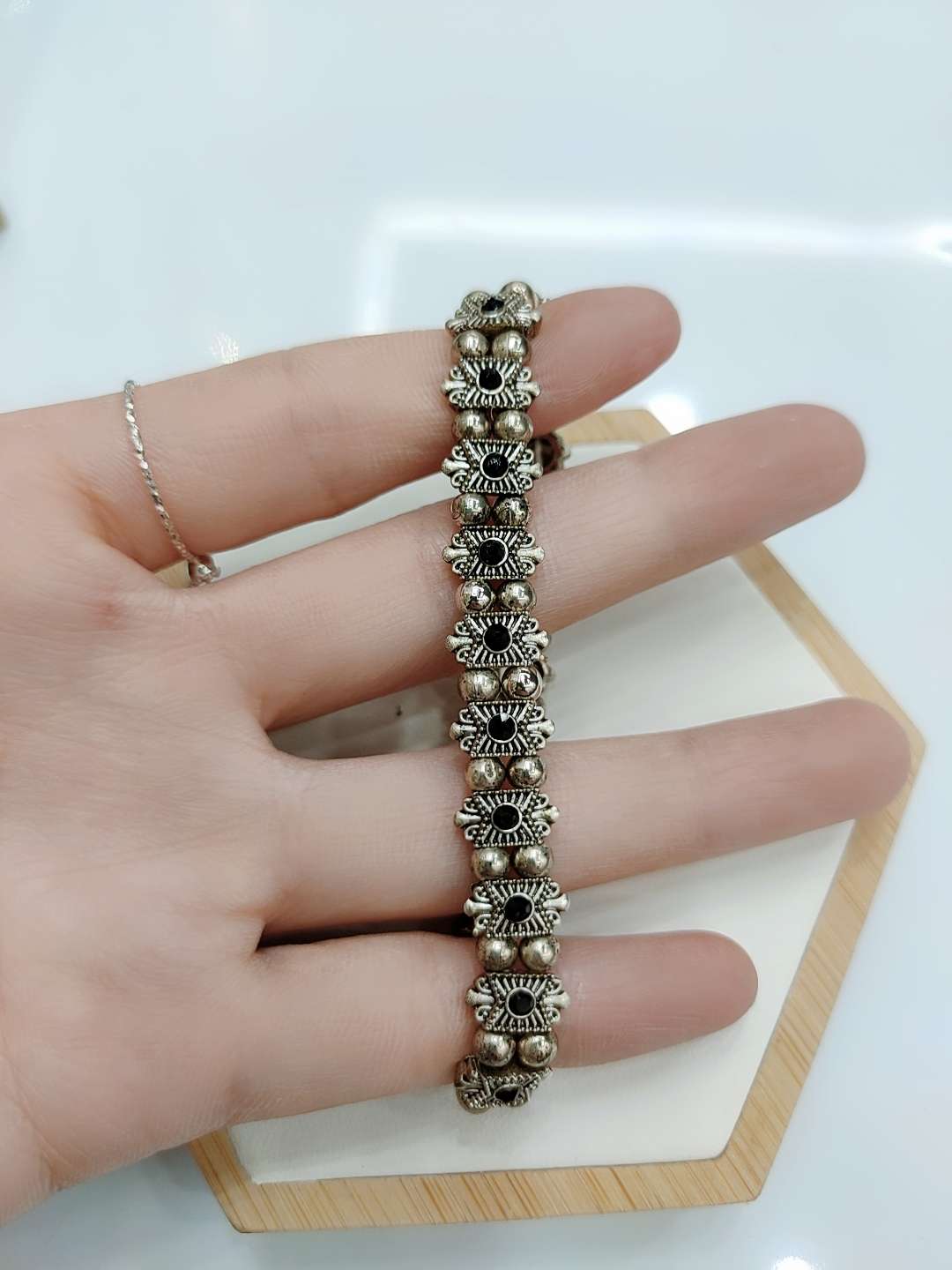 Blue starry sky bracelets with sparkling stars from Europe, America, Japan and South Korea, as well as diamond-dotted jewelry, are available in Yiwu as small commodities Application Scenario