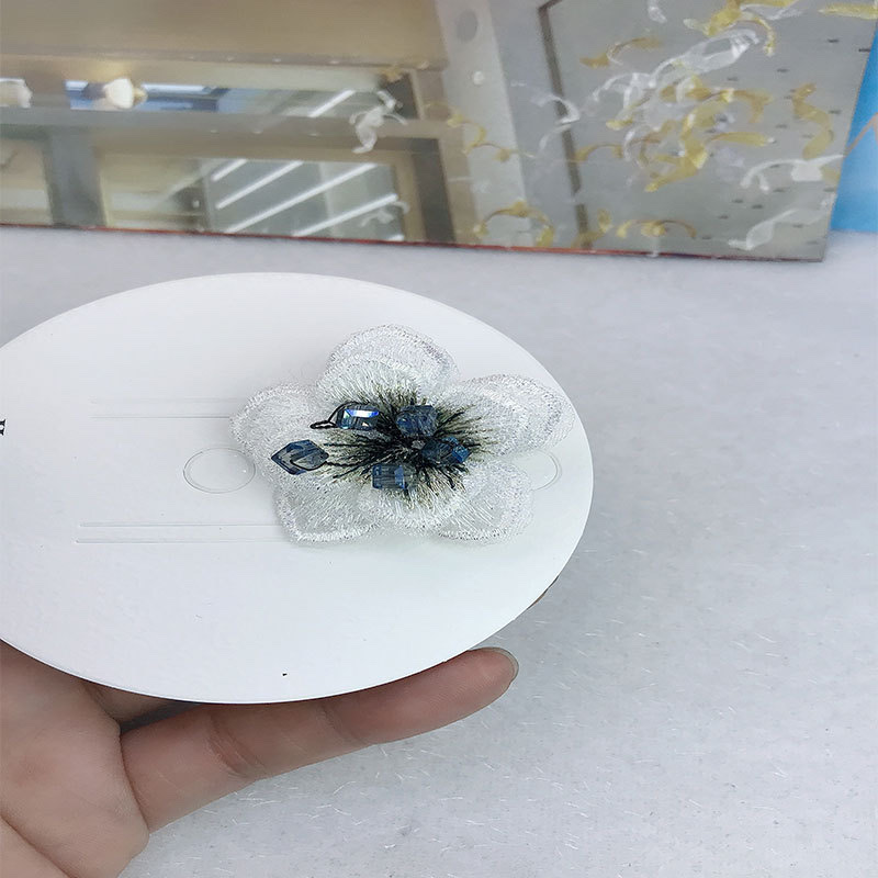 Long tassel luxurious embroidered organza flower crystal collarbone collar, a niche evening party light luxury necklace accessory Application Scenario