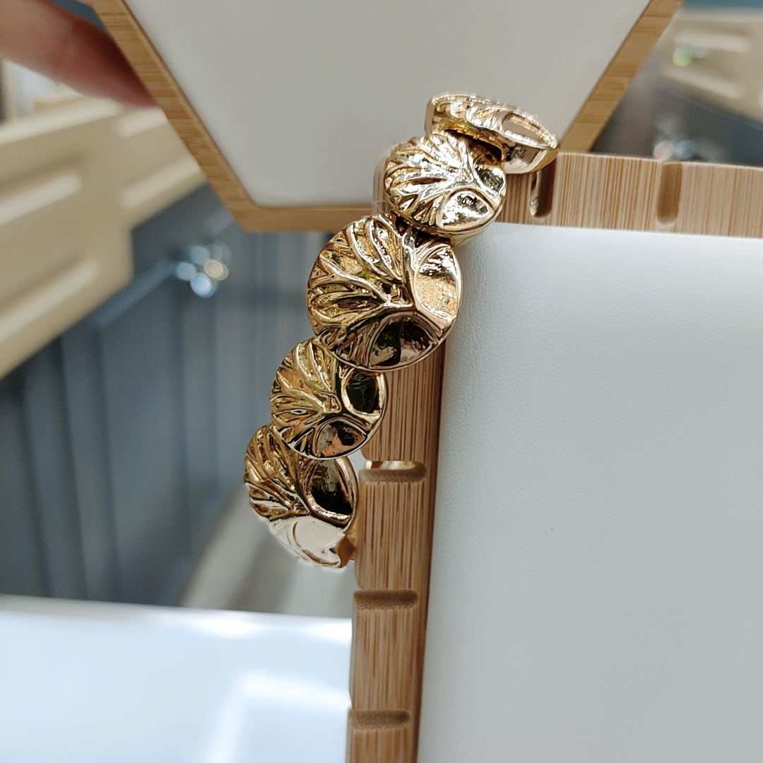 Simple geometric bracelet for girls, summer Instagram niche design, cold style, high-end and elegant jewelry accessory, elastic string