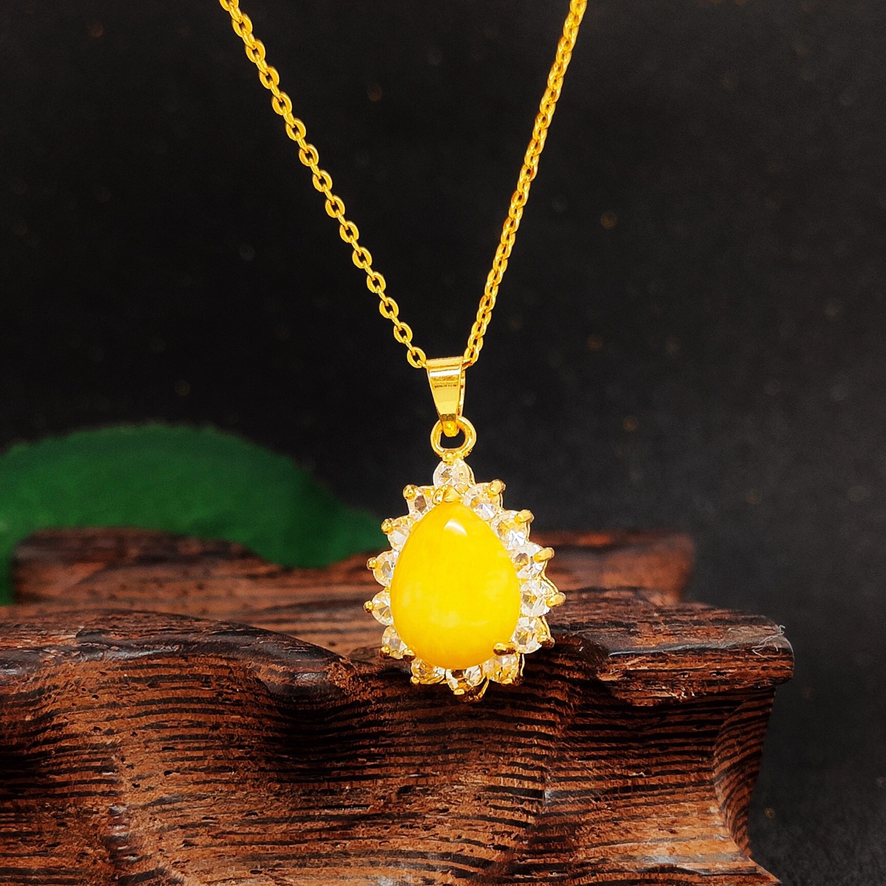 Diamond beeswax pendant, the most popular style this year