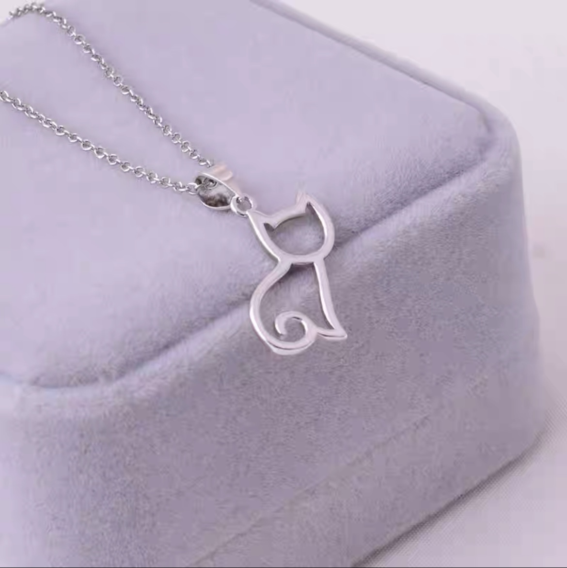 Hollowed-out kitten lock collarbone chain
