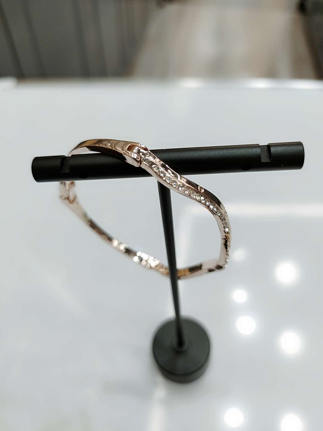 This pure silver bracelet for women features an original design with a high-end, elegant and fashionable touch. It is a simple and luxurious silver bracelet for summer Application Scenario