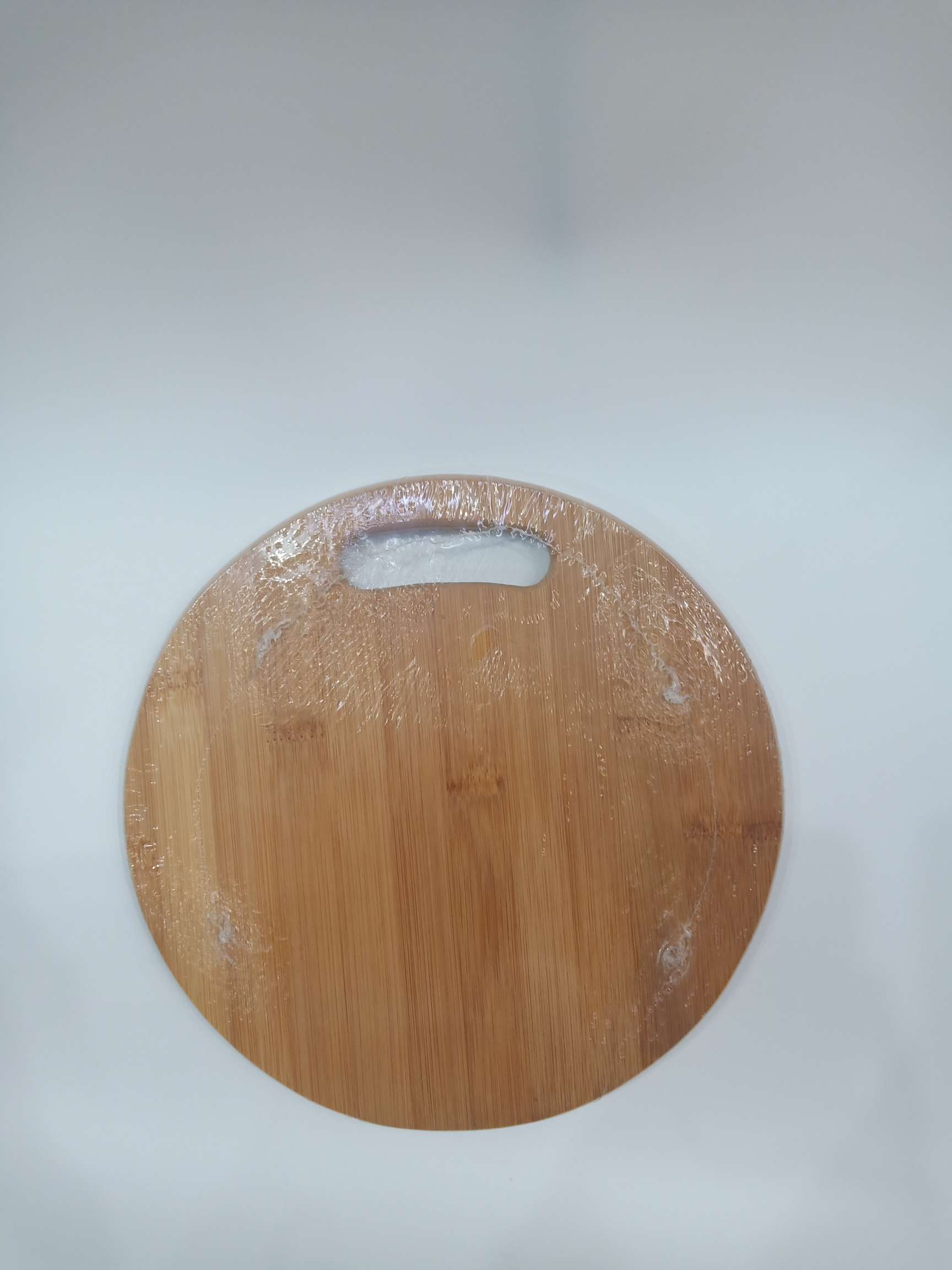 Hand-held round cutting board detail image 3