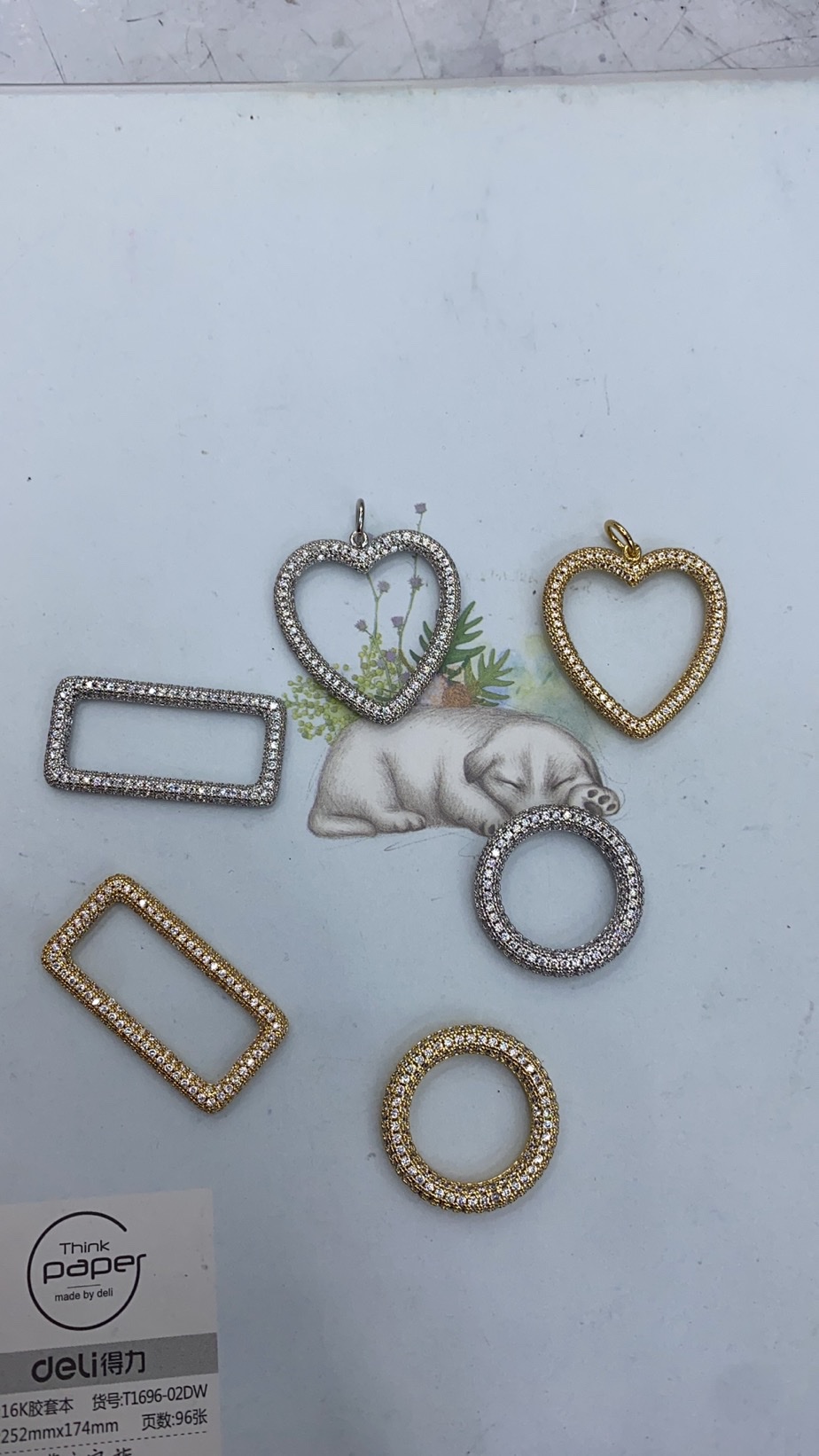 Electroplated real gold heart, round and rectangular pendants Application Scenario