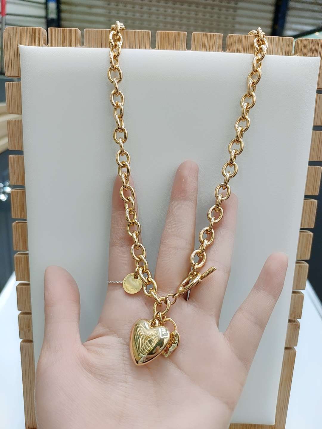 Jade Bead -010 Chain Necklace for Women, new trendy golden decorative chain, collarbone sweater chain accessory Jade Bead -010 Application Scenario