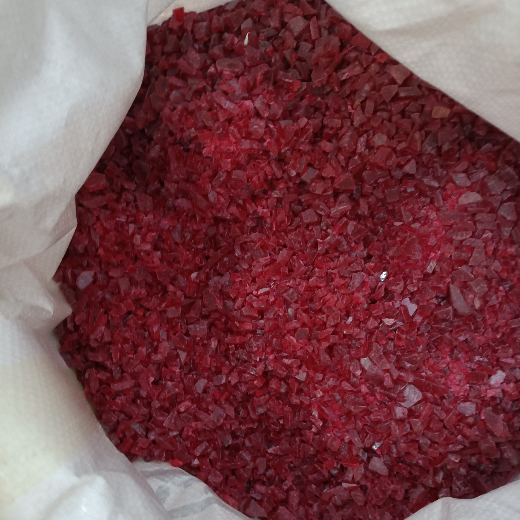 The price of red benzene-permeable recycled plastic particles is negotiable, with a minimum order quantity of 1 ton