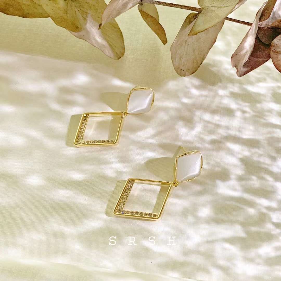 French cat geometric stud earrings, high-end and elegant style, 925 silver needle simple and elegant earrings, 2021 new style Application Scenario