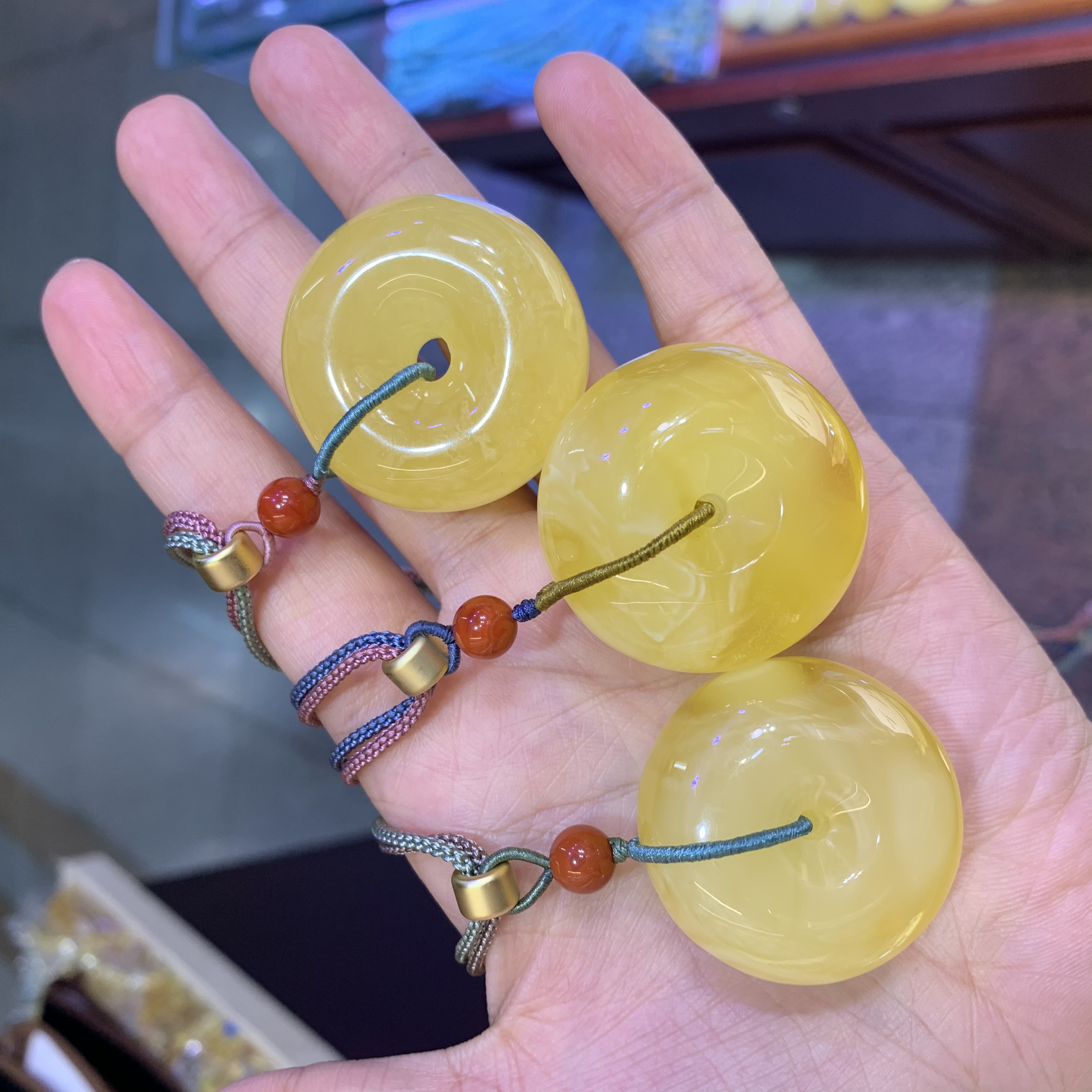 Amber peace pendant Item Picture