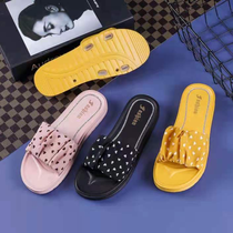 The new influencer ladies wear slippers