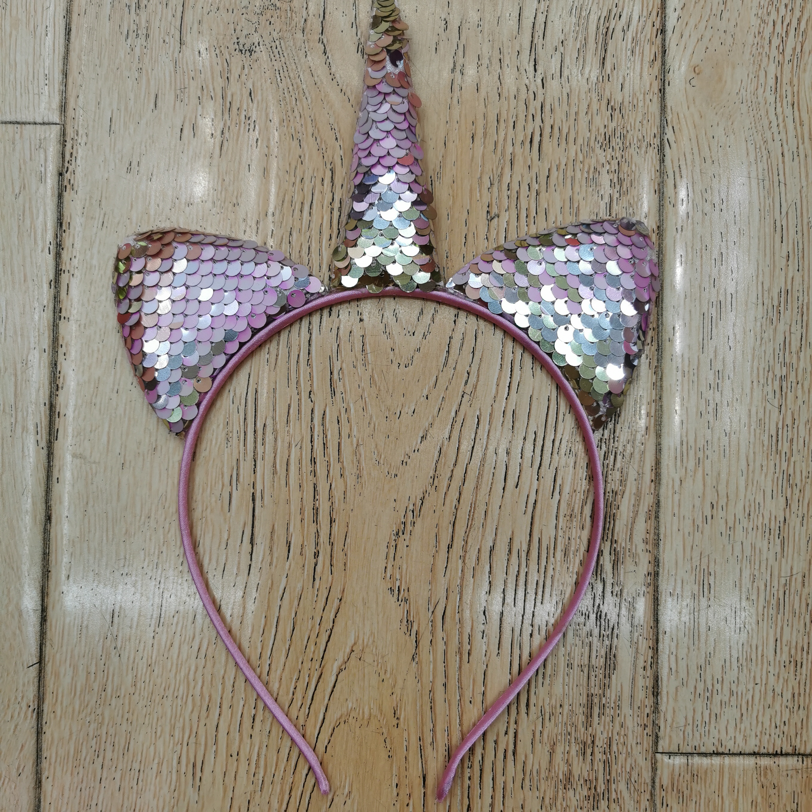 Light seven-color pink unicorn head clasp
