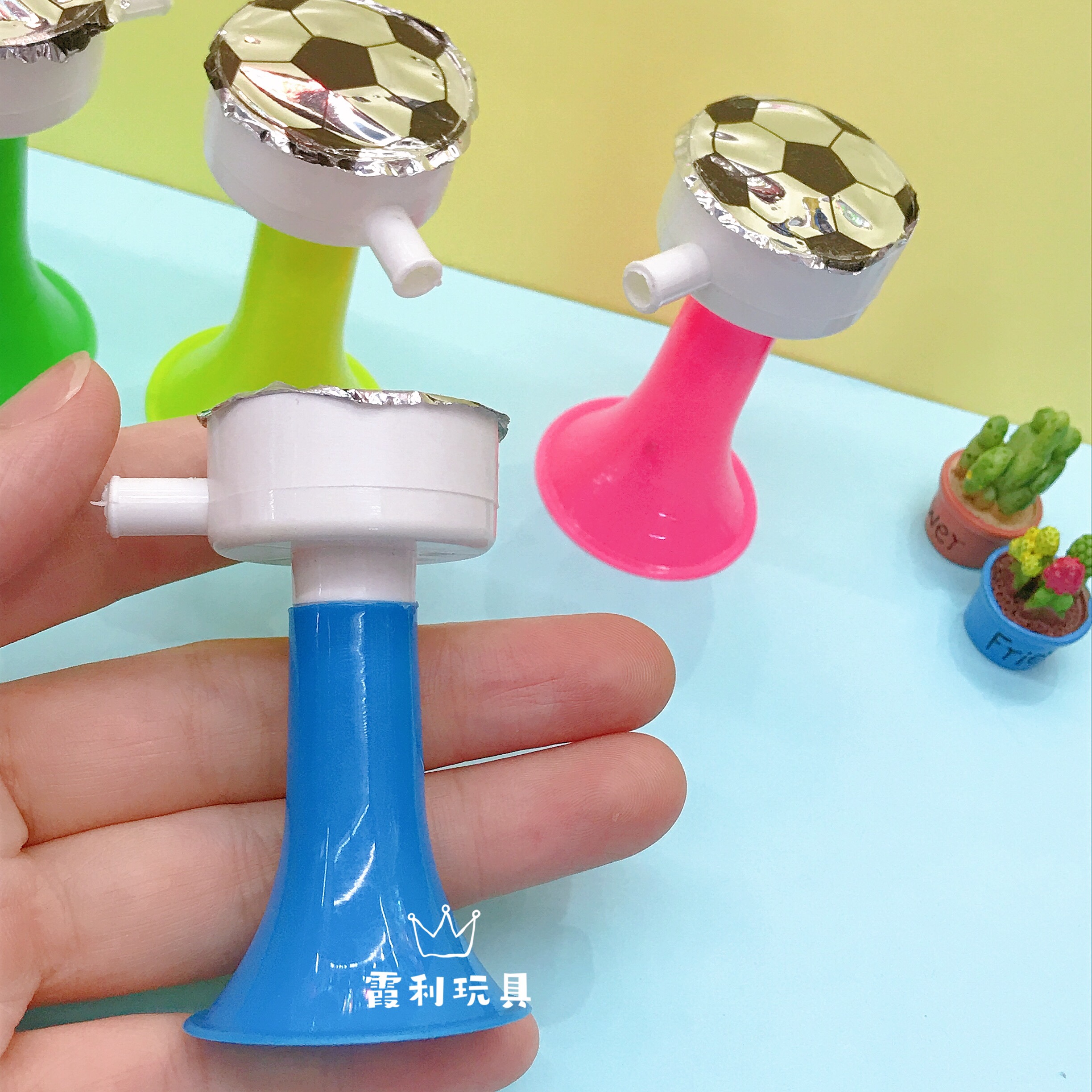 A small trumpet children's plastic toy gift to cheer up the party details Picture