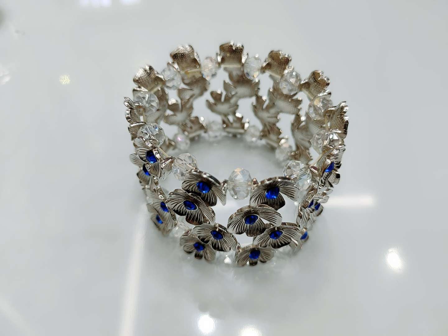Alloy metal bracelet for women with European and American color diamonds can be customized. It is a high-end jewelry with a cold and elegant style that is popular among Internet celebrities details Picture