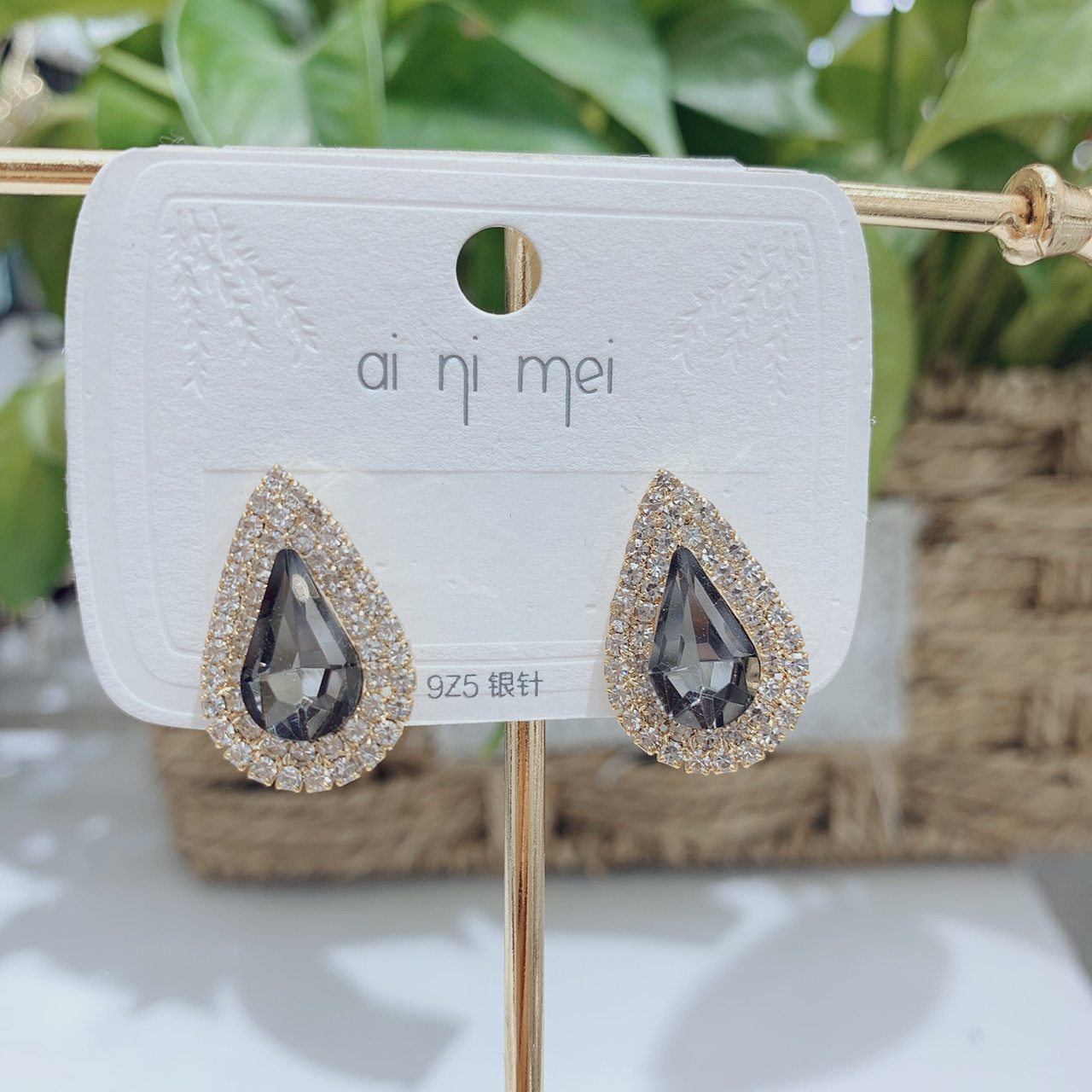 2021 Grey glass claw chain teardrop stud 925 silver needle, simple, elegant and fashionable Korean style casual