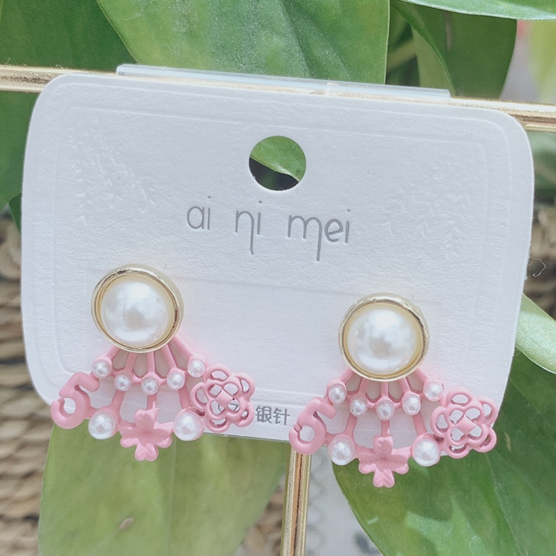 The pearl stud earrings are a simple, fashionable, casual, versatile, slimming, elegant, artistic, individualistic and trendy Korean-style pink flower design