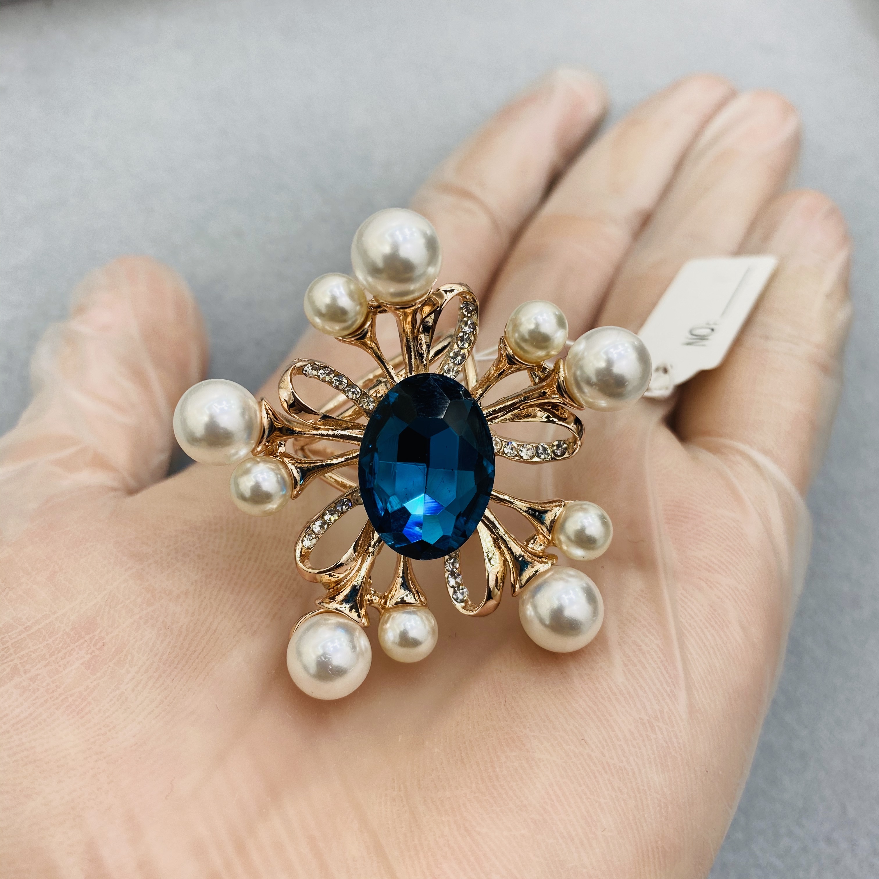European and American retro alloy pearl crystal rhinestone brooch, elegant brooch, high-end silk scarf clasp birthday gift details Picture