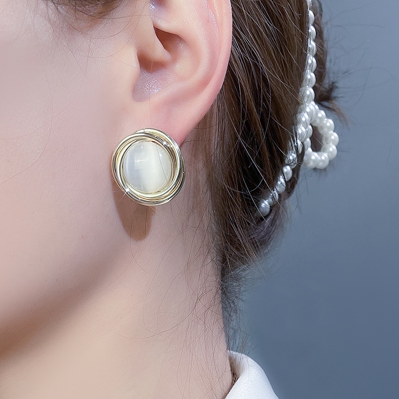 Earring Women's 2021 new trendy summer earrings, high-end stud earrings, elegant and grand, retro Hong Kong style, attracting love Application Scenario