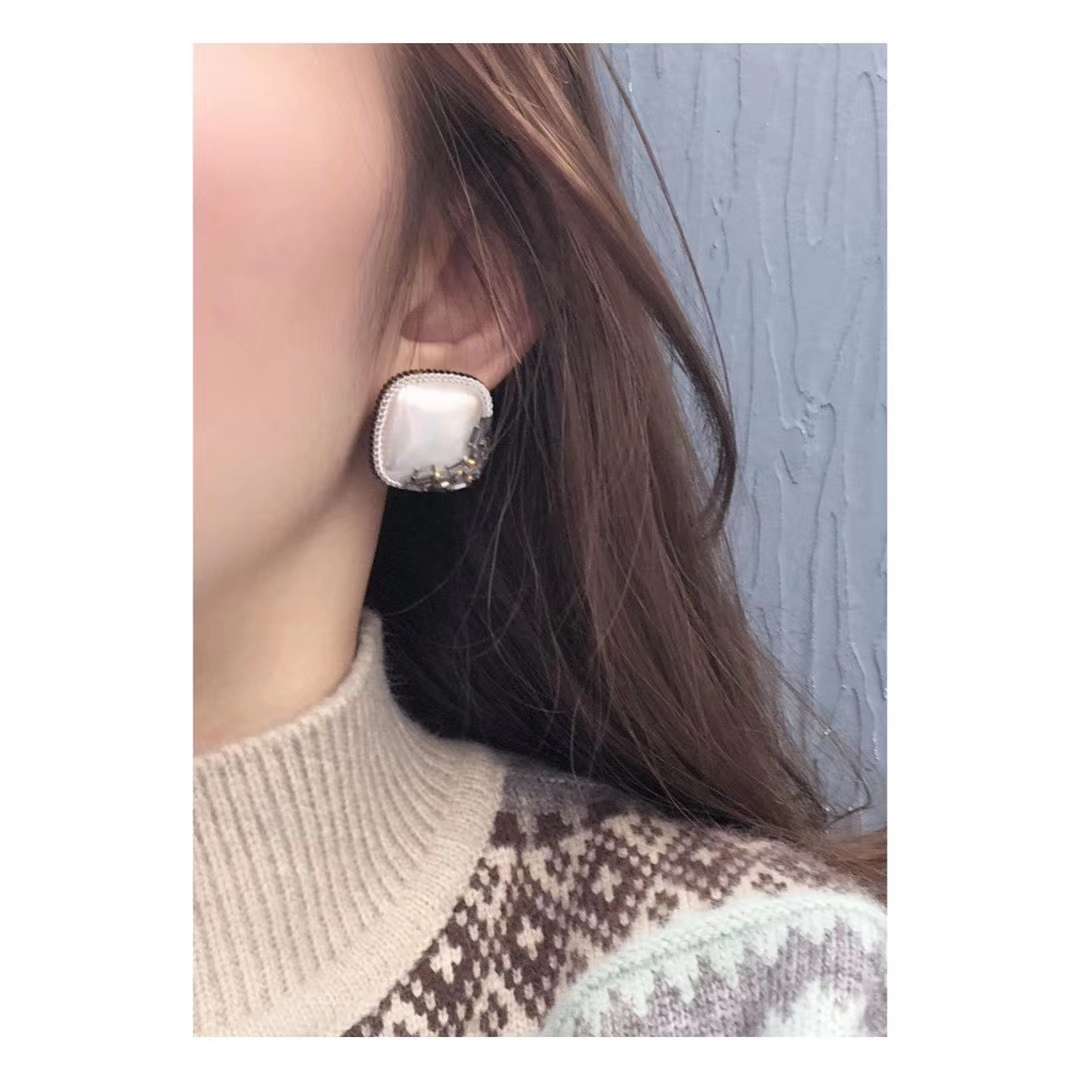 Retro French design style earrings, high-end summer stud earrings for women, elegant and sophisticated internet-famous earrings Application Scenario