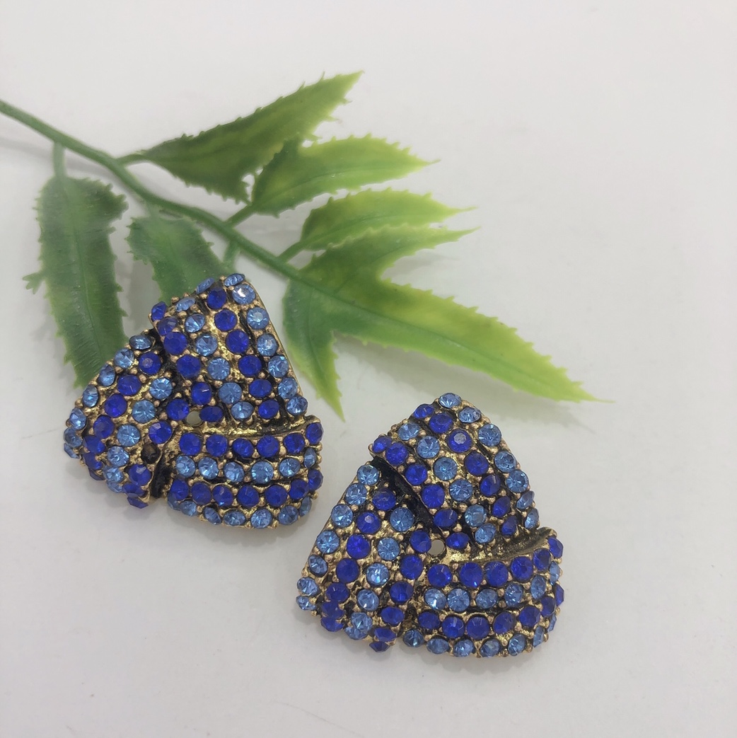 New trend temperament net red flash diamond depth with triangular stud earrings.