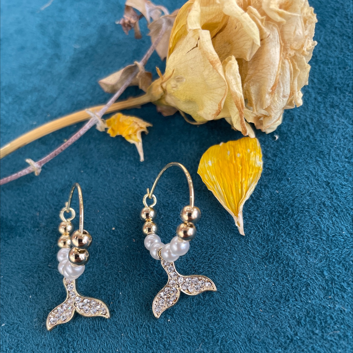 The new three-dimensional fishtail pearl earrings and stud earrings from Yudie are exquisite, fashionable and elegant. Yudie accessories details Picture