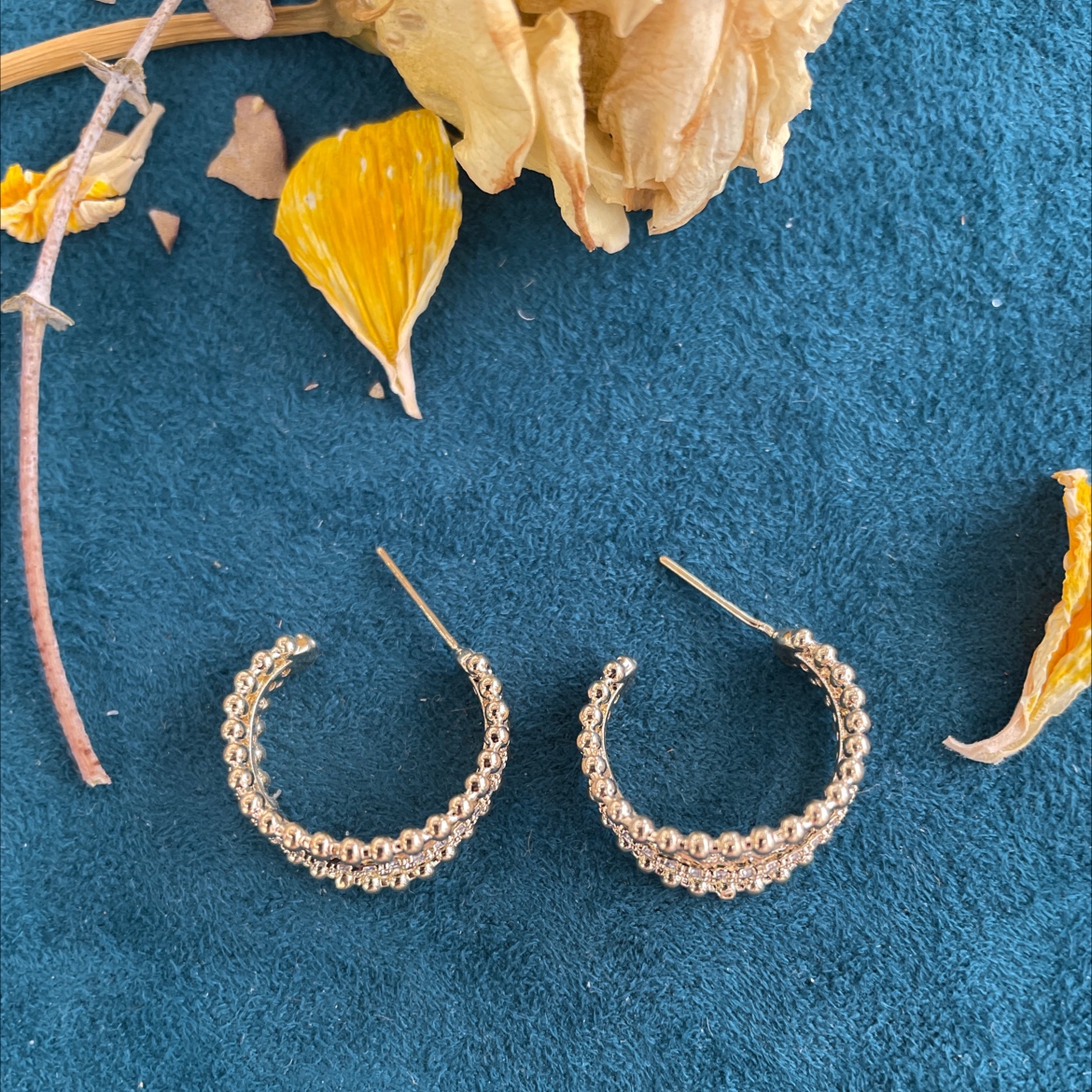 The new pearl earrings from Yudie are elegant and stylish accessories with a delicate fragrance style. They are versatile and unique, featuring European and American earrings and stud earrings Application Scenario