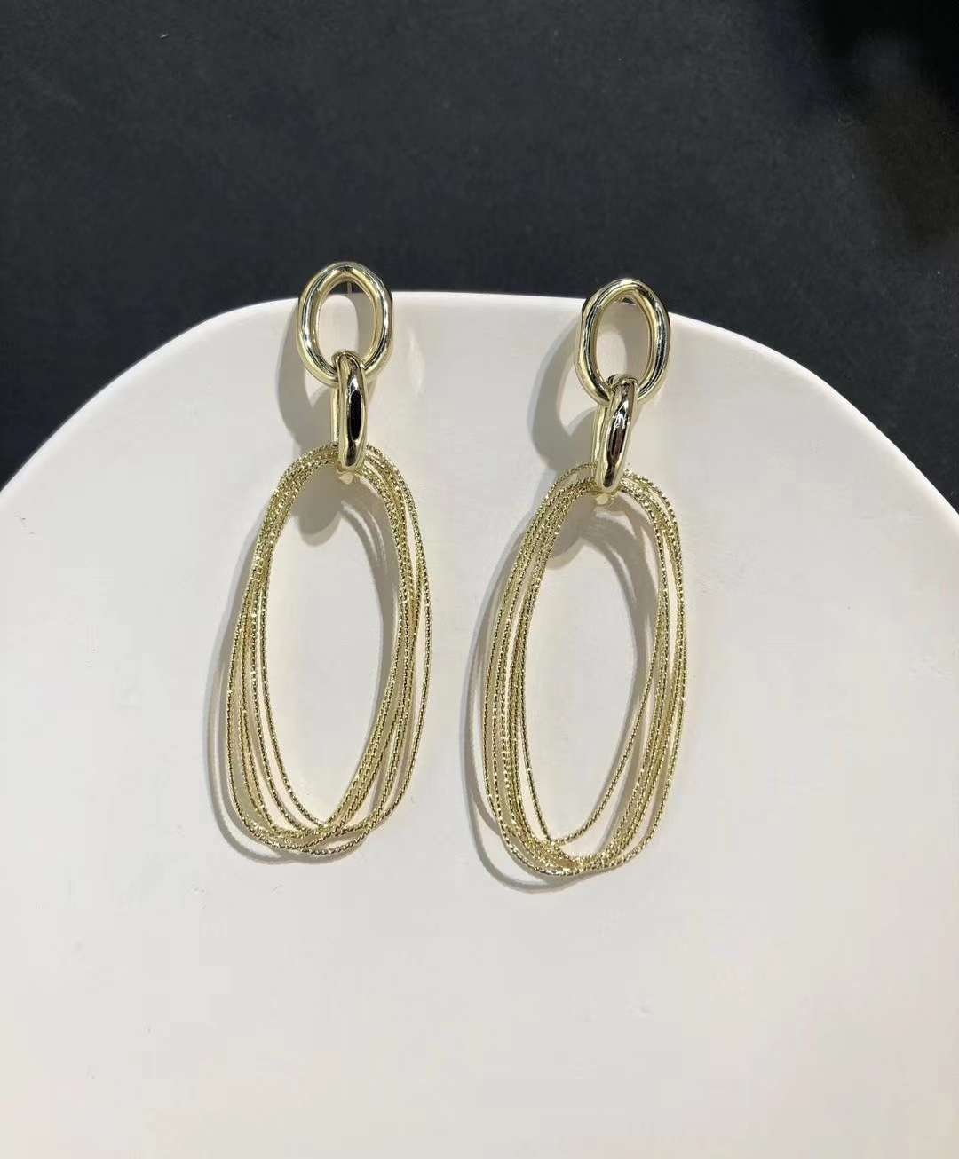 Retro diseño francés sentido pendientes de metal para mujeres verano premium pendientes coreanos temperamento premium influencers orejeras details Picture