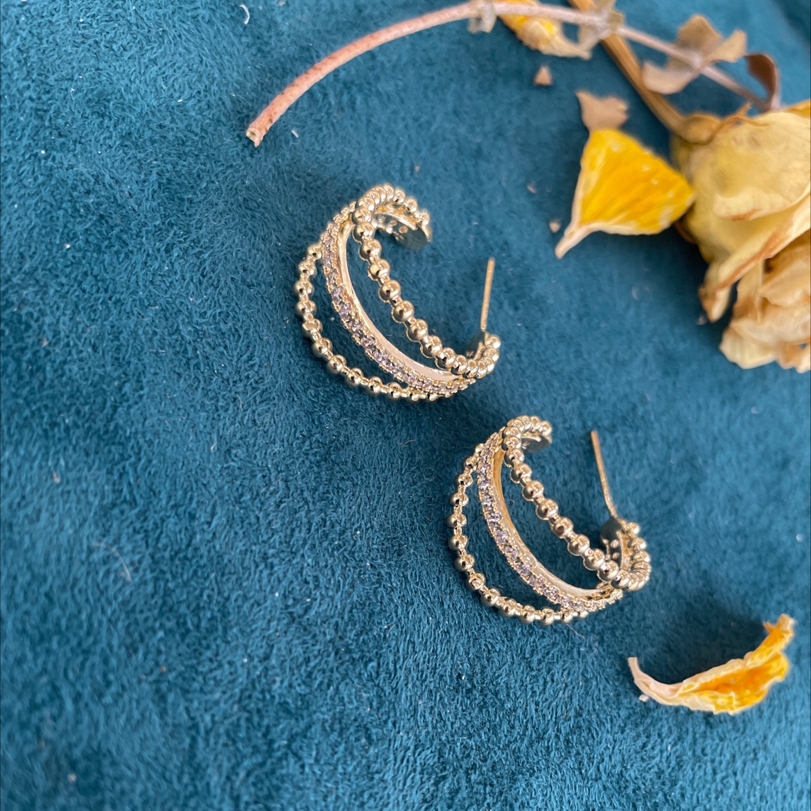 The new pearl earrings from Yudie are elegant and stylish accessories with a delicate fragrance style. They are versatile and unique, featuring European and American earrings and stud earrings Specification image