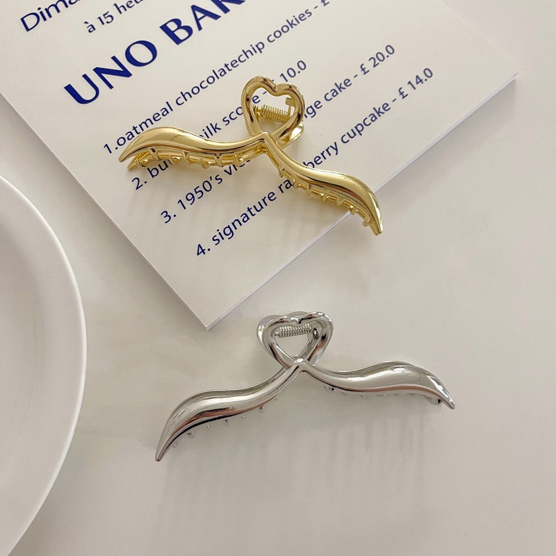 ins优雅爱心抓夹小众设计高级感金属发抓盘发爪子鲨鱼夹网红发饰