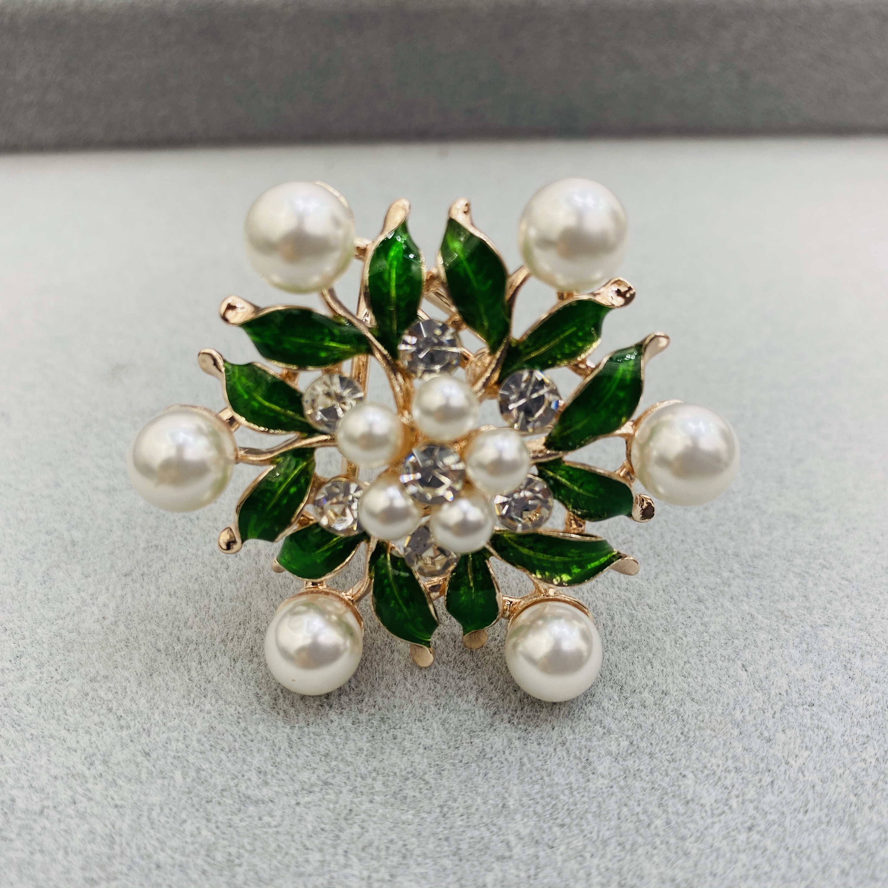 Pearl water diamond, European and American retro brooch, elegant brooch, high-end silk scarf clasp birthday gift Application Scenario