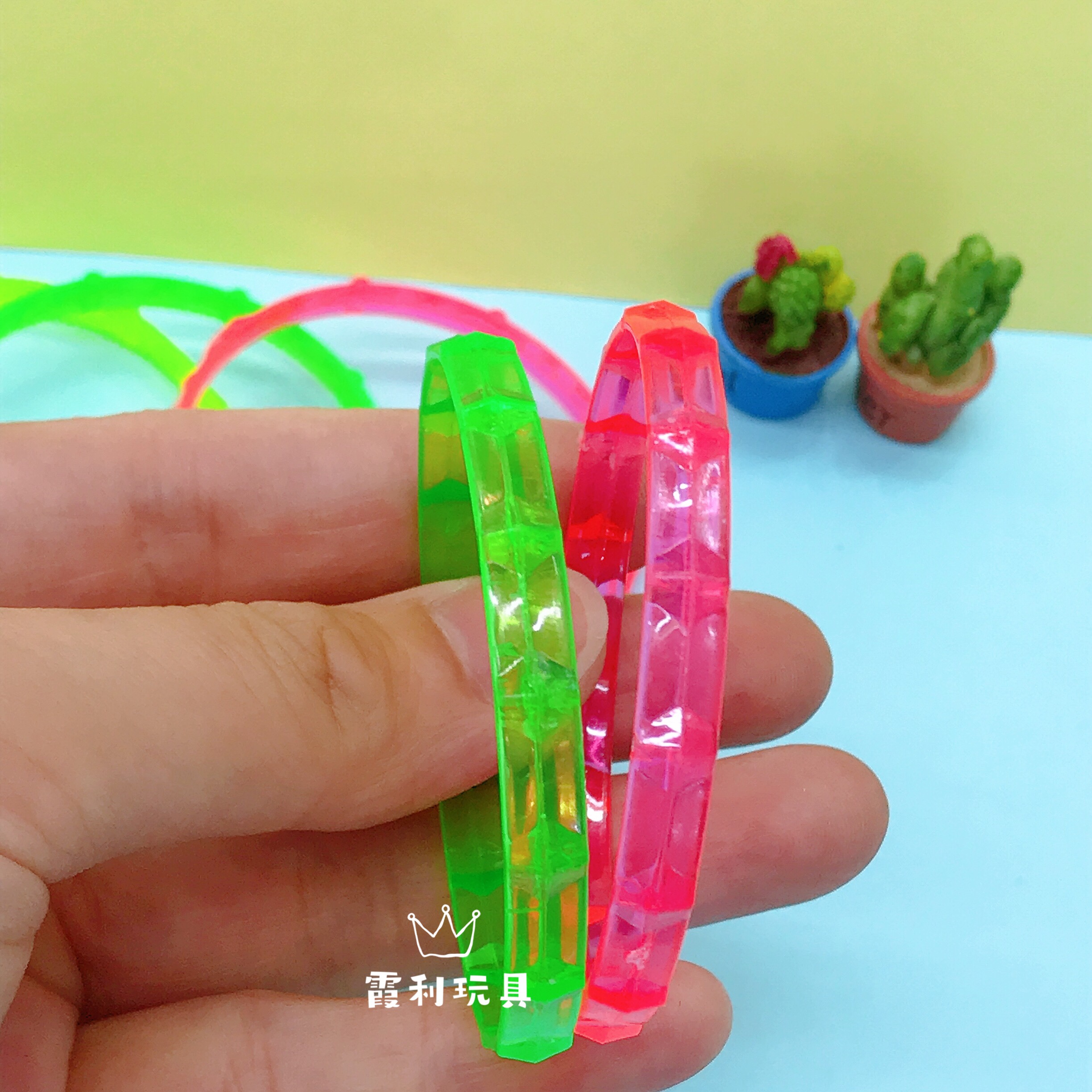 Plastic color wristbands, children's plastic accessories, make-or-play gifts details Picture
