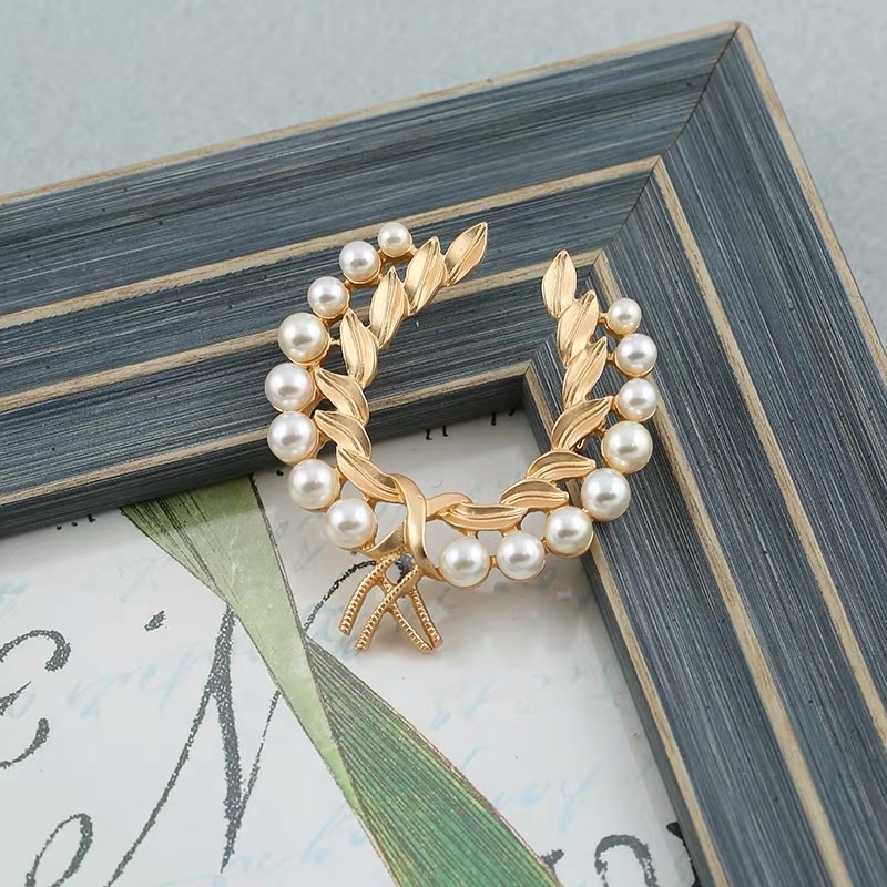 New Baroque-style brooch, artistic and retro matte gold pearl, versatile suit cardigan, overcoat and clothing accessories Specification image