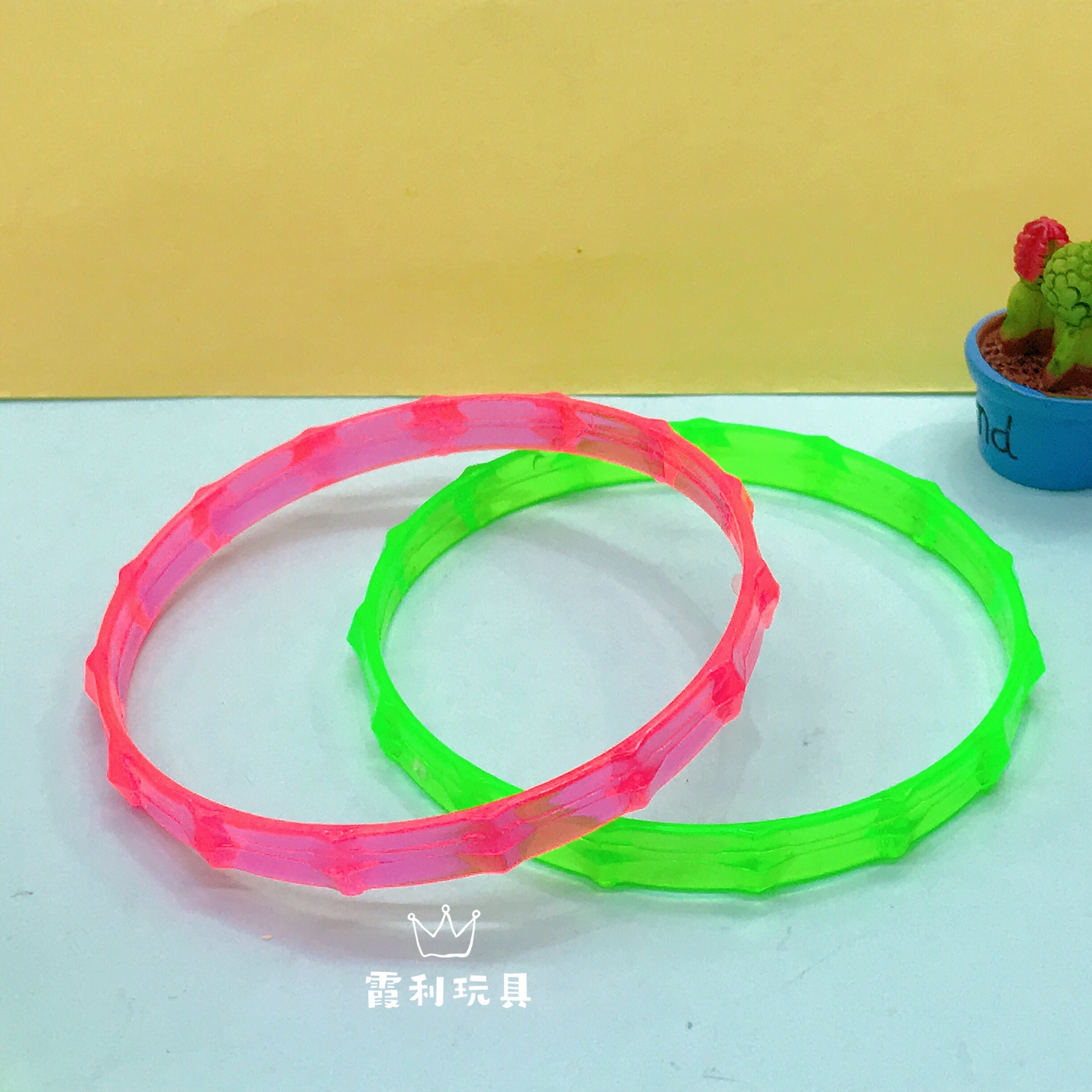 Plastic color wristbands, children's plastic accessories, make-or-play gifts Application Scenario