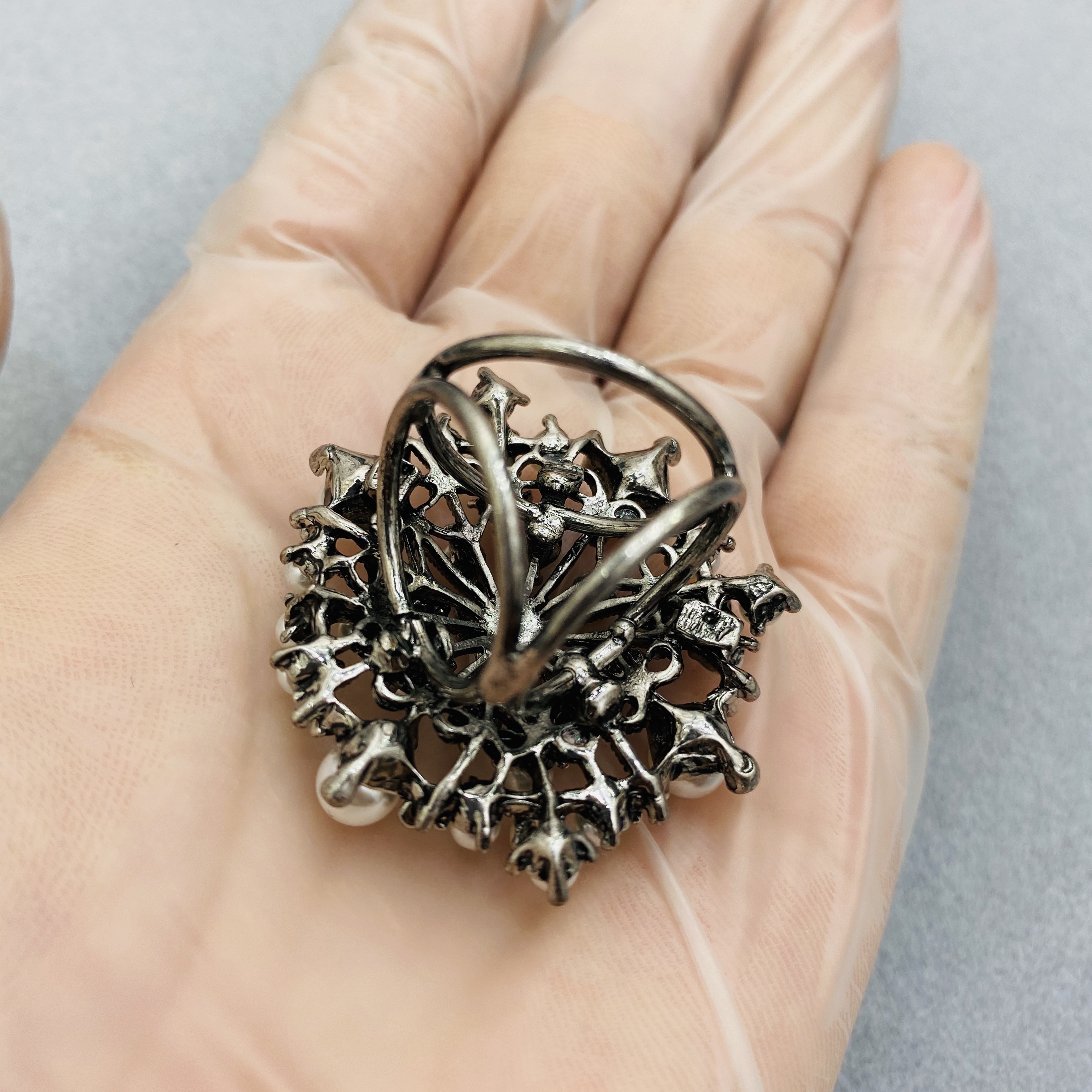 European and American retro pearl alloy corsage, elegant brooch, high-end silk scarf clasp birthday gift Application Scenario