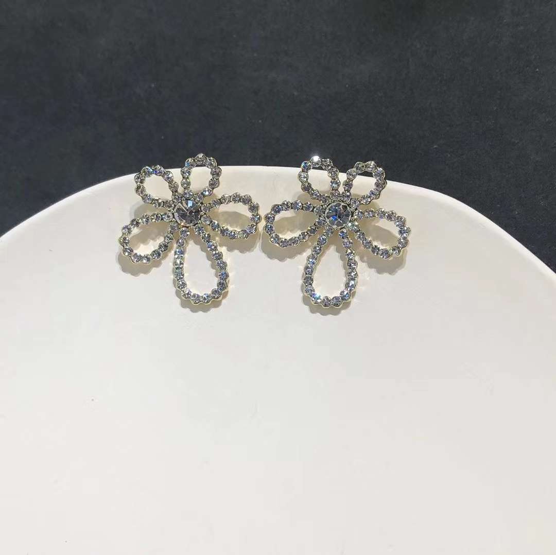 Retro French design flower earrings, high-end summer stud earrings for women, Korean-style high-end internet-famous earrings details Picture