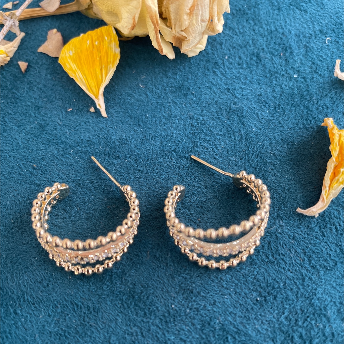 The new pearl earrings from Yudie are elegant and stylish accessories with a delicate fragrance style. They are versatile and unique, featuring European and American earrings and stud earrings Item Picture