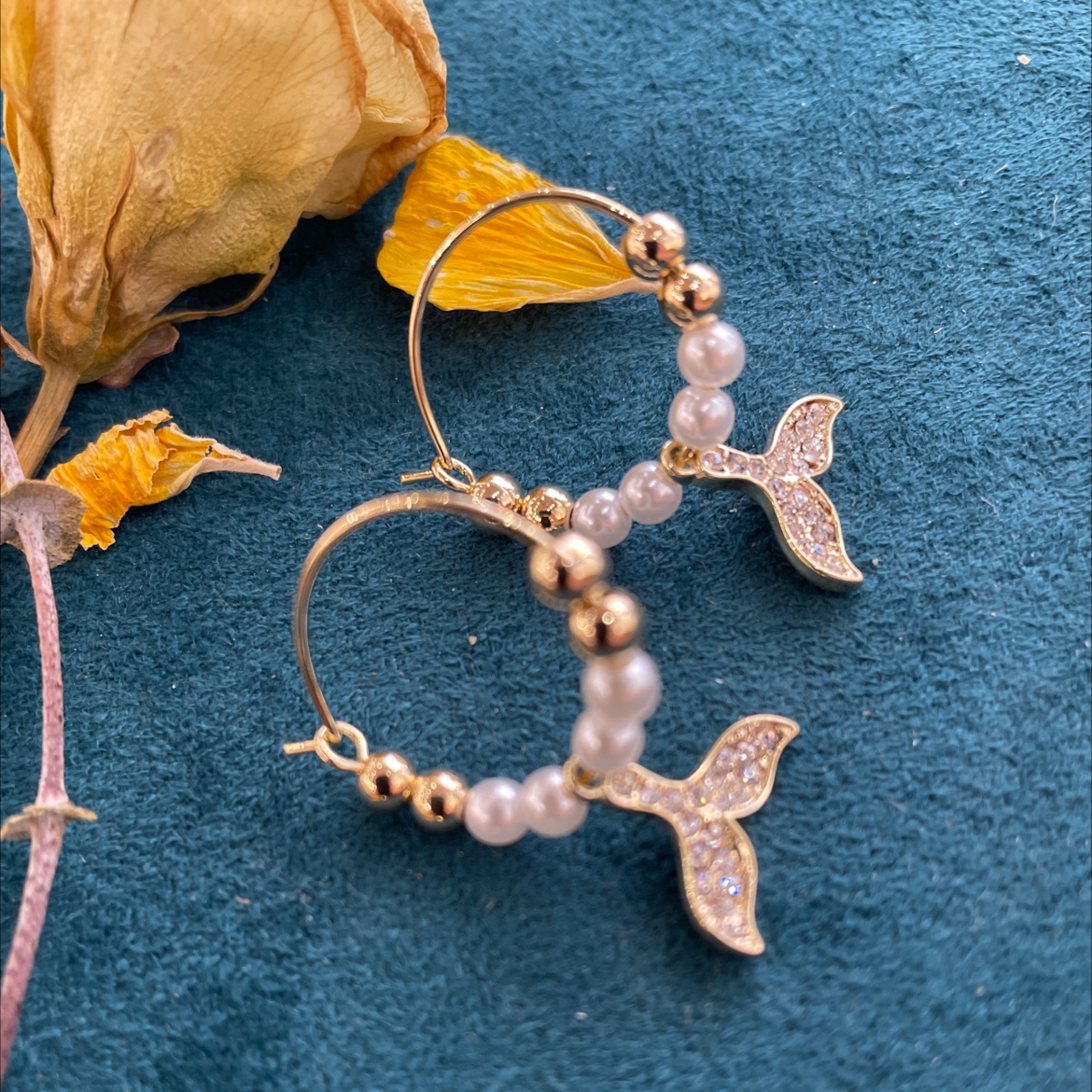 The new three-dimensional fishtail pearl earrings and stud earrings from Yudie are exquisite, fashionable and elegant. Yudie accessories Application Scenario