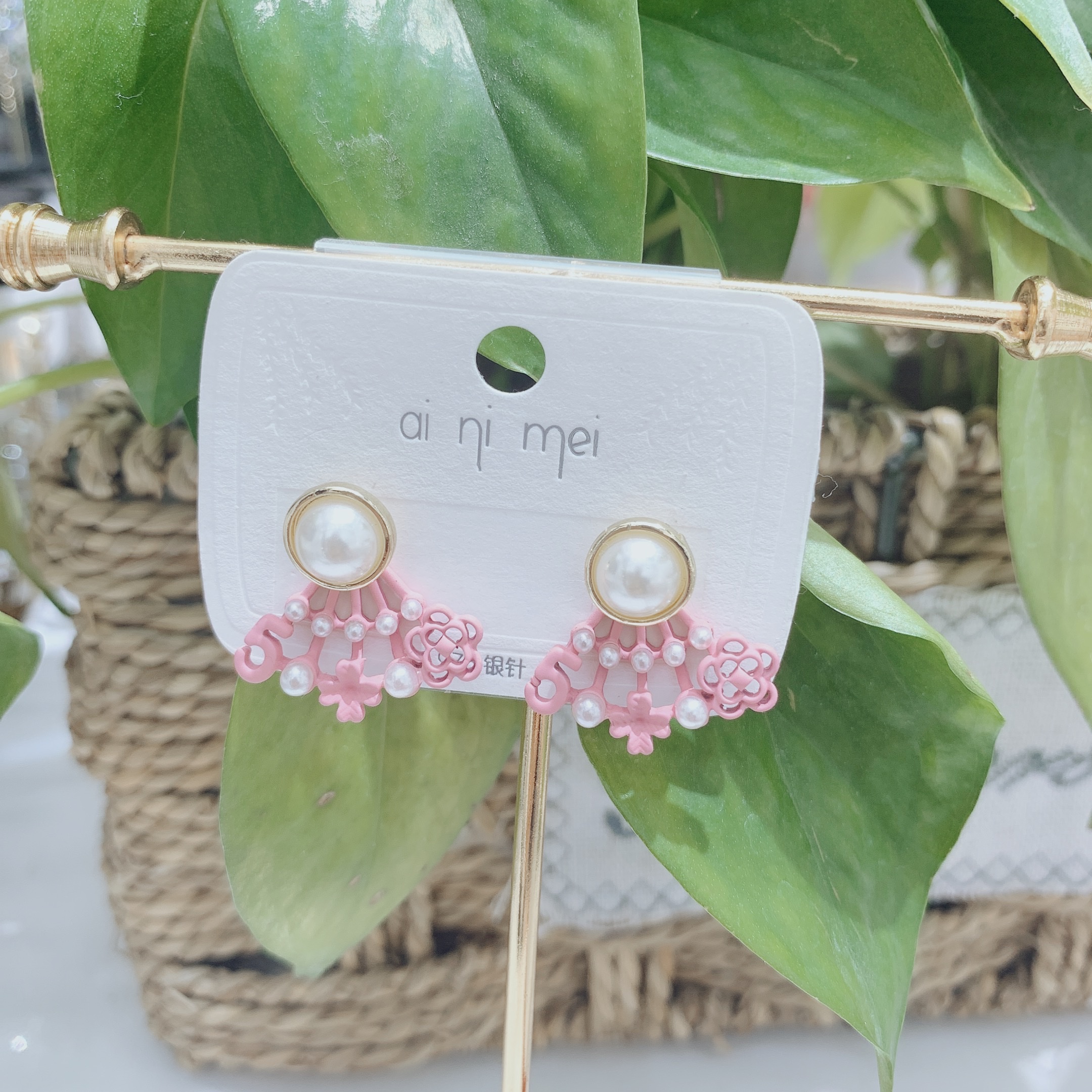 The pearl stud earrings are a simple, fashionable, casual, versatile, slimming, elegant, artistic, individualistic and trendy Korean-style pink flower design Specification image