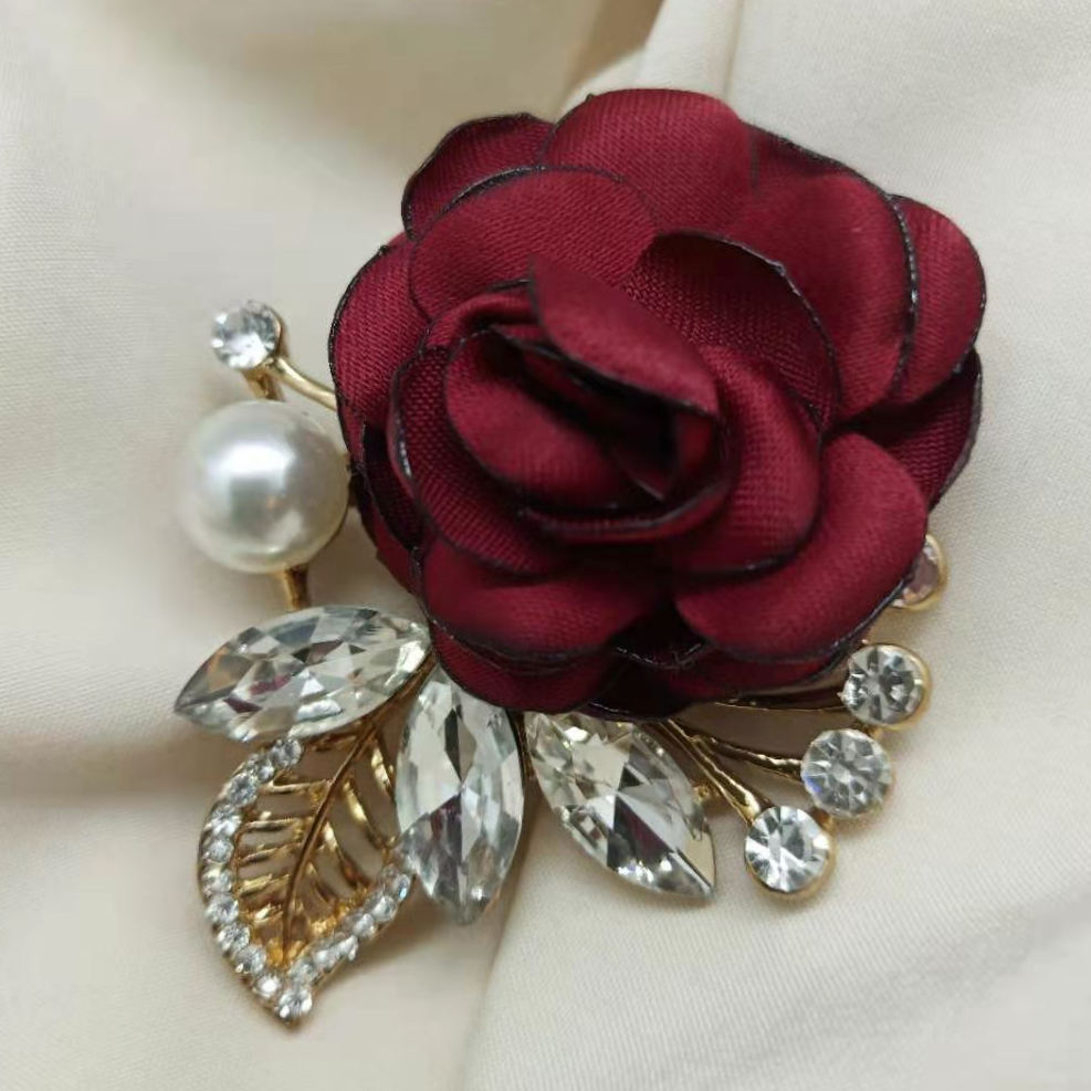 Stylish floral brooch for women