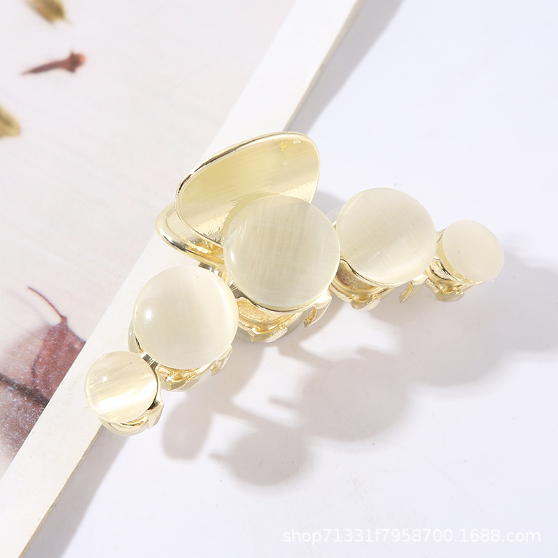 2021 New pearl hair clips, cat's eye hair clips, back head fixed gripper hair accessories Application Scenario