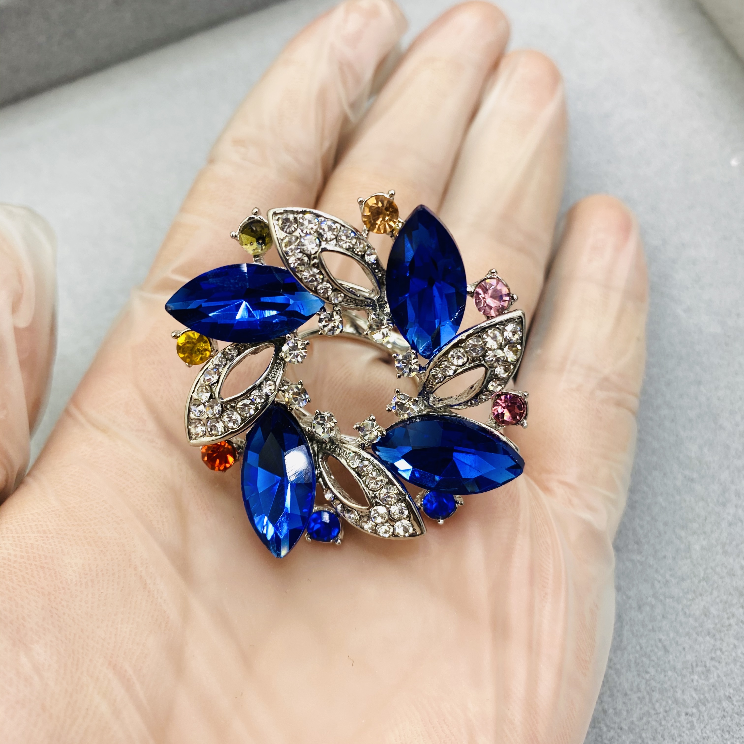 European and American retro crystal rhinestone alloy corsage, elegant brooch, high-end silk scarf clasp birthday gift Application Scenario