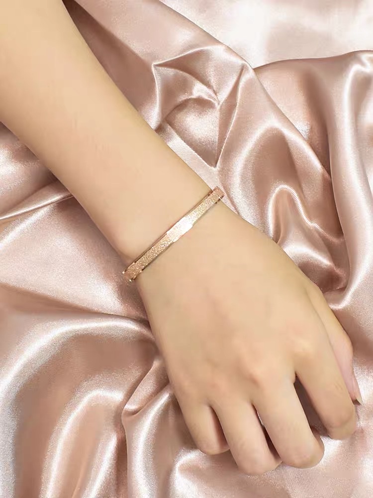 Korean version matte bracelet for women, 18k rose gold titanium steel bracelet, simple and versatile accessory Application Scenario