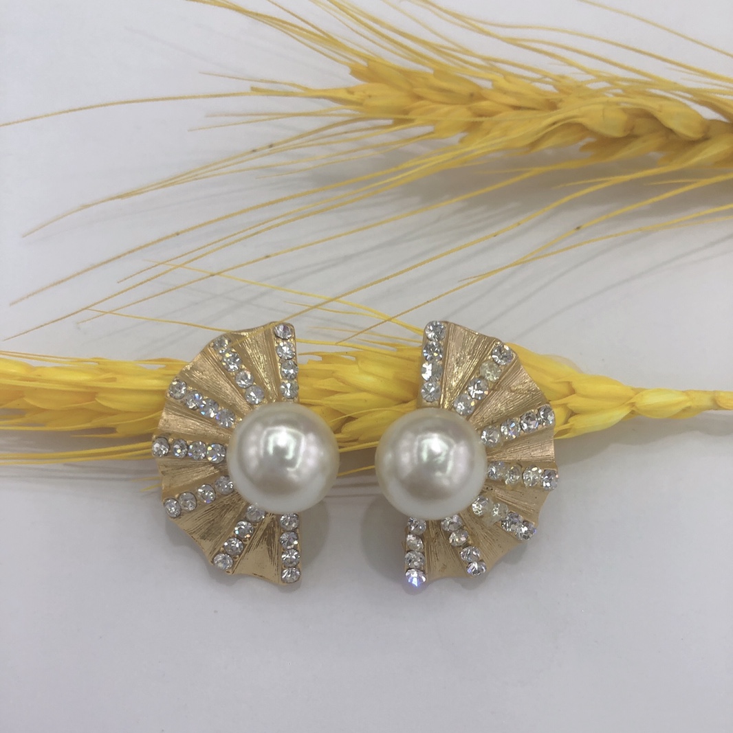 Summer fashion niche design exquisite pearl scalloped left and right side earrings.