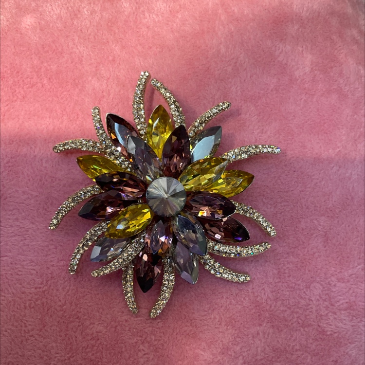 Stylish high-end atmospheric classy brooch