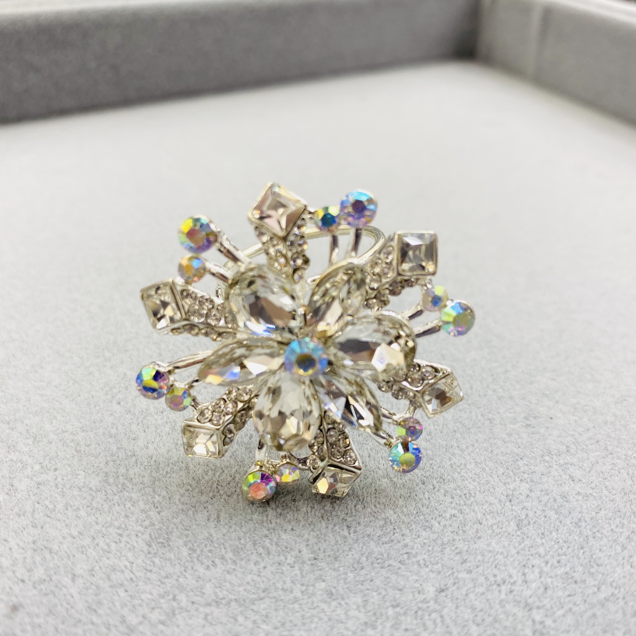 Snowflake series water diamond European and American retro brooch, elegant brooch, high-end silk scarf clasp birthday gift