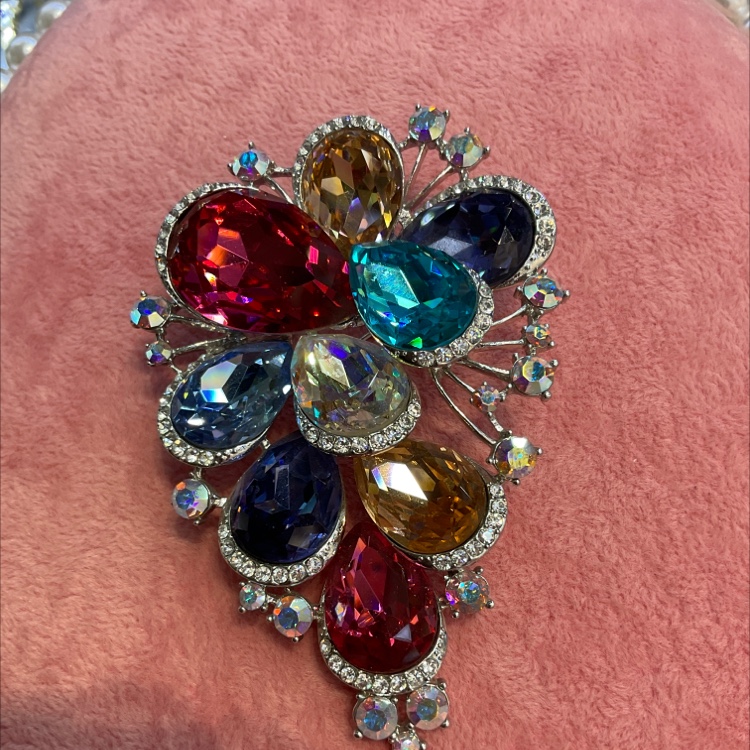 Stylish and luxurious Austrian crystal brooch