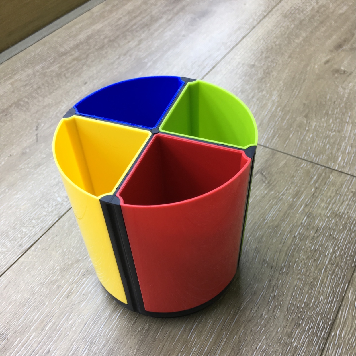 Rotate the pen holder in color