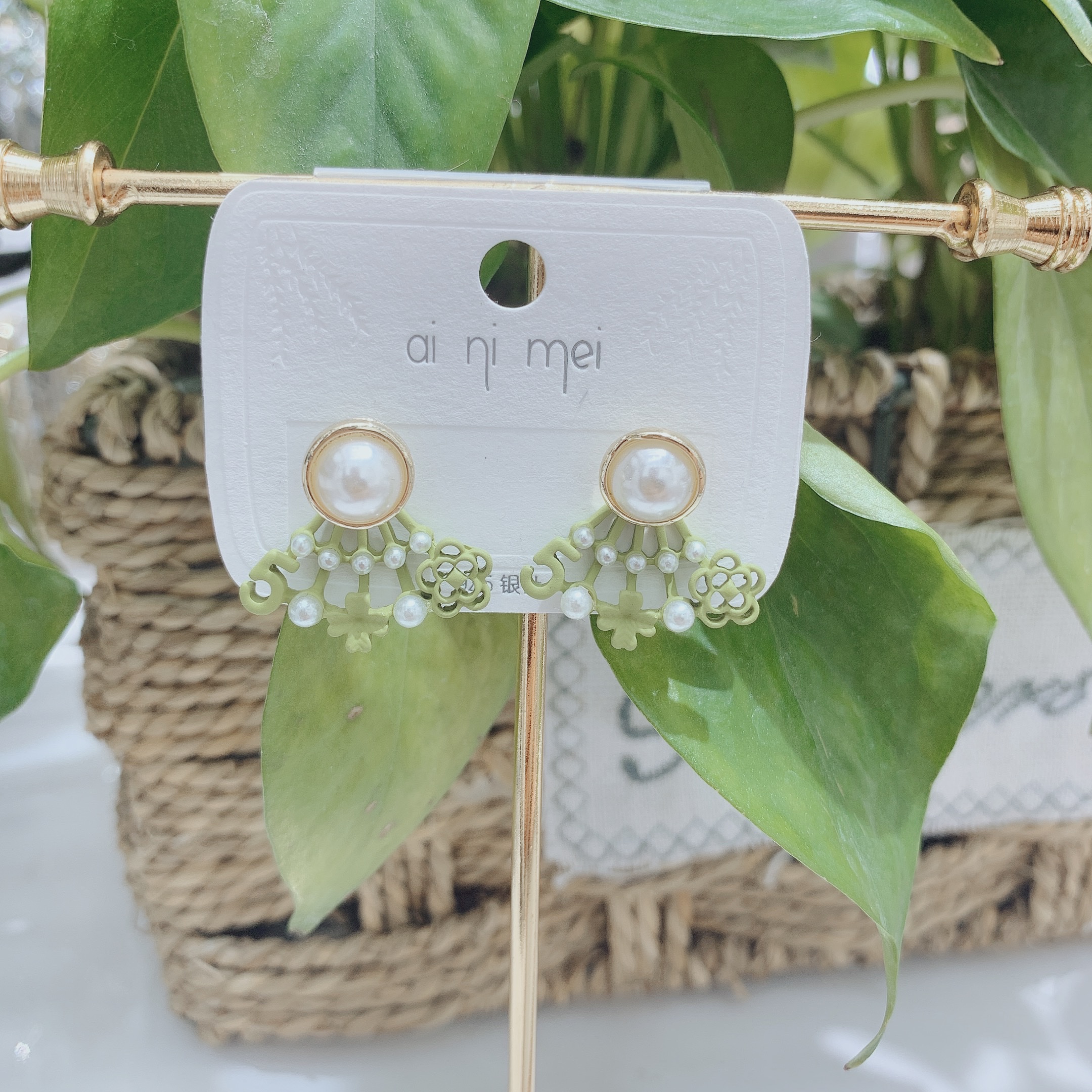 The pearl stud earrings are a simple, fashionable, casual, versatile, slimming, elegant, artistic, individualistic and trendy Korean-style green flower design details Picture
