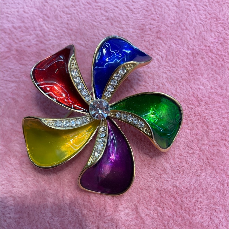 Lucky flower brooch