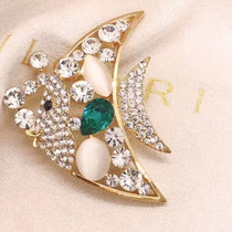 Glass opal goldfish fashion brooch