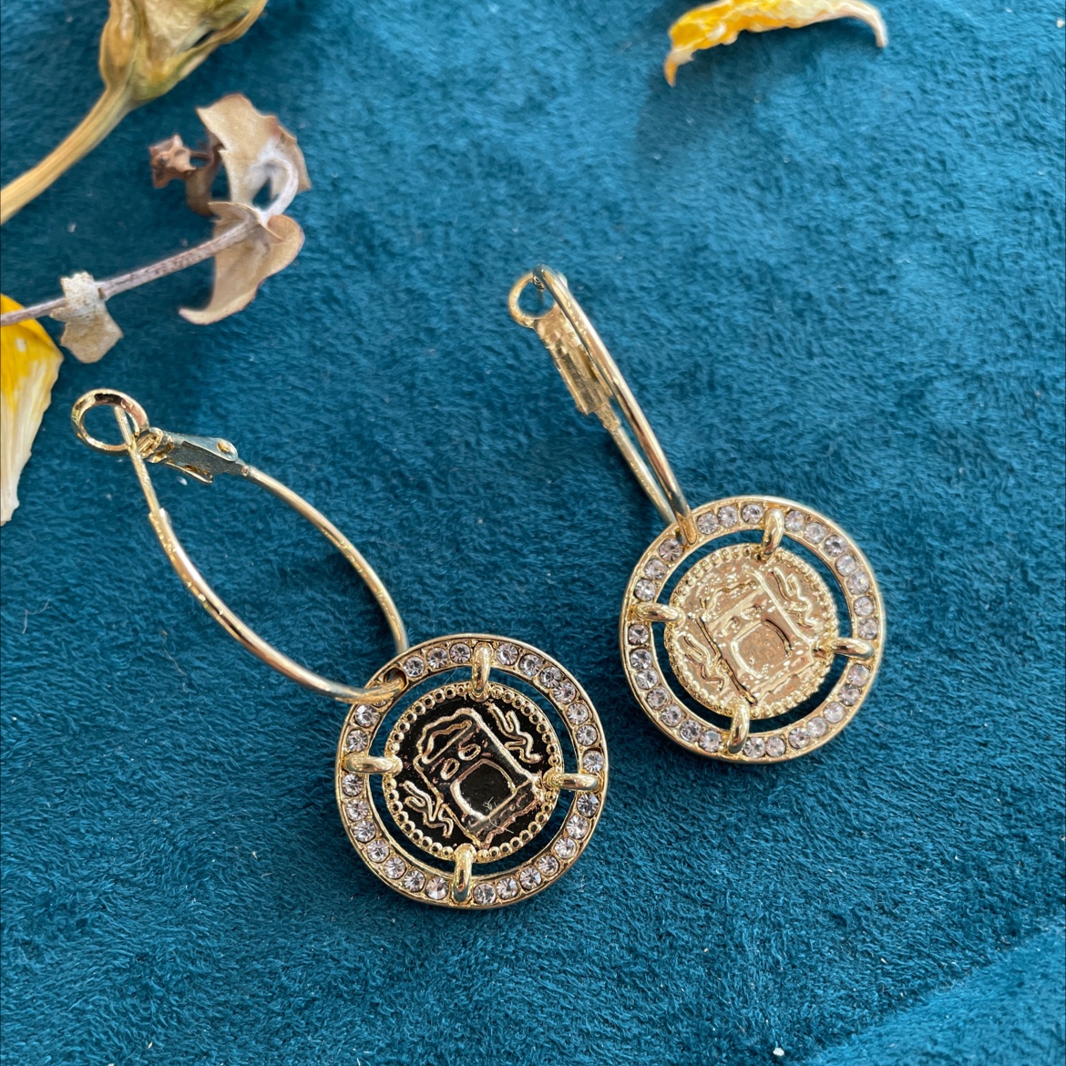 Yudie's new French retro portrait earrings, a light luxury and simple style s925 silver needle earrings details Picture