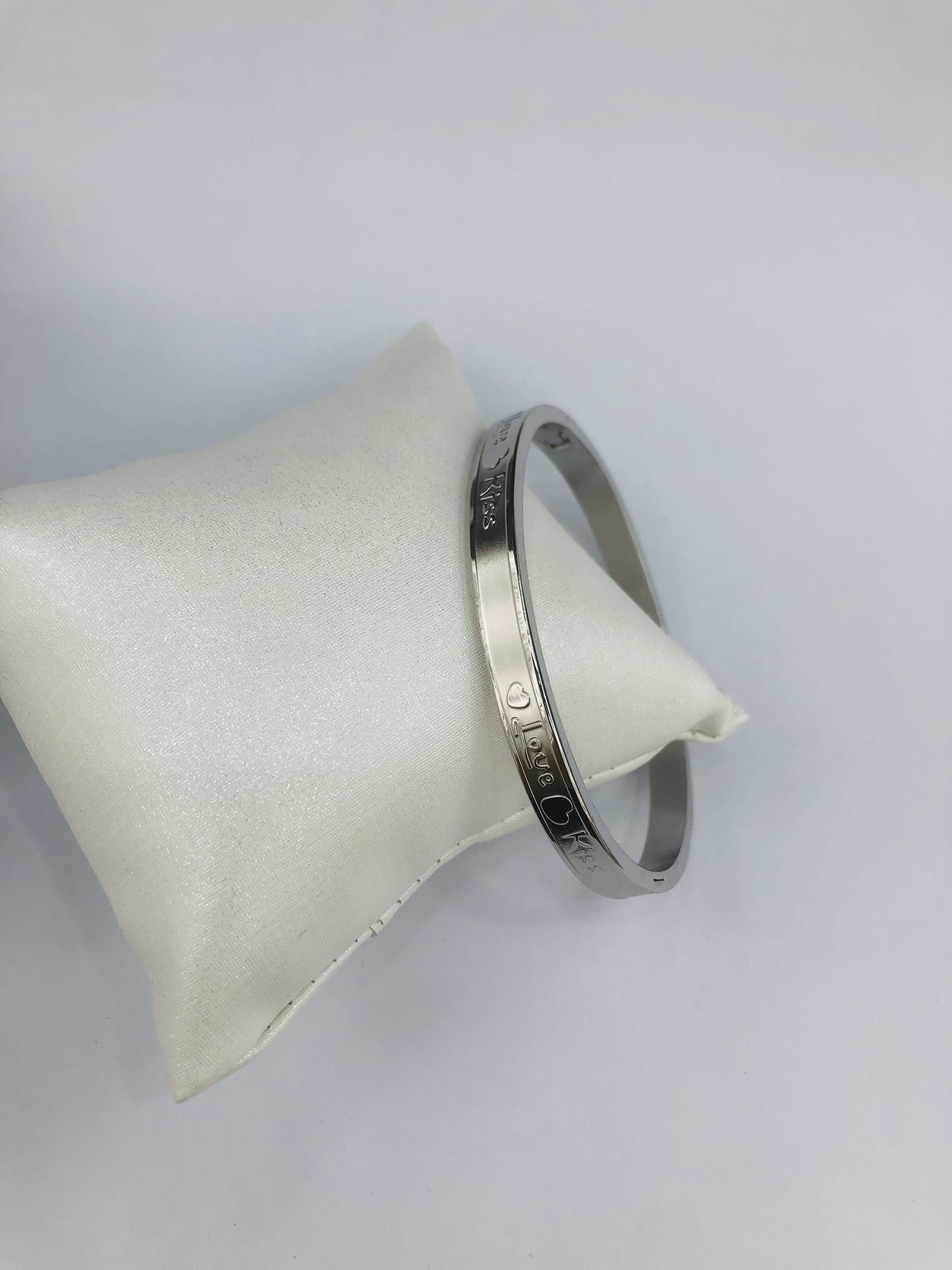 6mm Corrosion-resistant stainless steel women's bracelet 1 Application Scenario